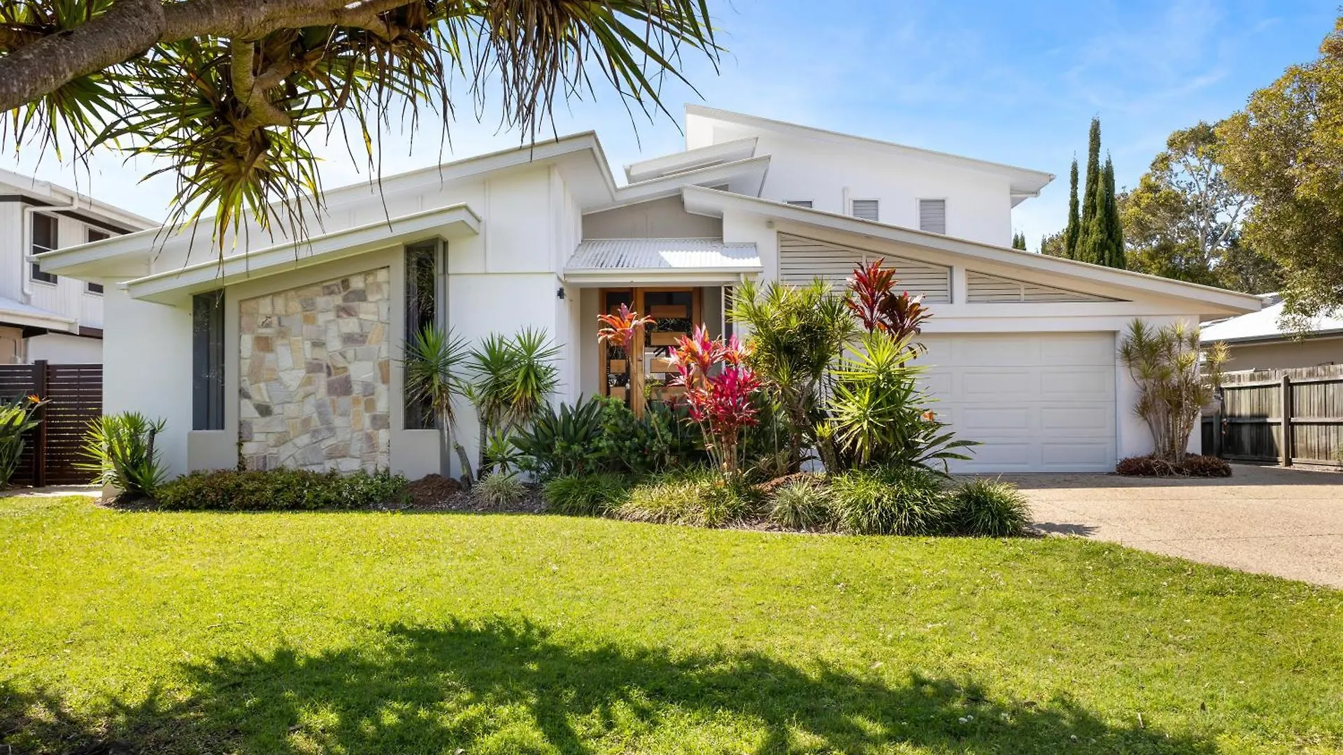 Beecheyana North - Beach Villa With Heated Pool Mudjimba